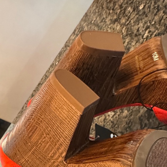 G by Guess Red Platform Heels NWT 10 - Picture 8 of 11